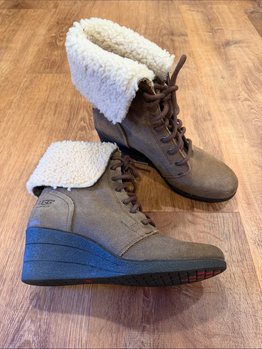 Like New UGG Zea Leather Uptown Wedge Boots Size 8